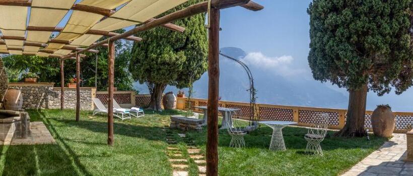 اتاق لوکس با تخت بزرگ, Villa Barluzzi