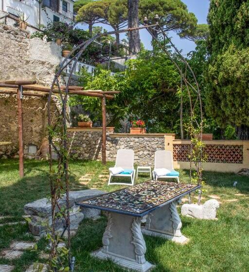 اتاق لوکس با تخت بزرگ, Villa Barluzzi