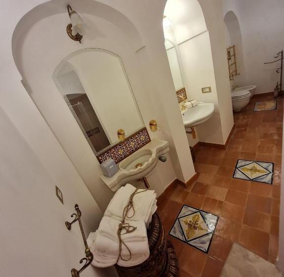 اتاق لوکس با تخت بزرگ, Villa Barluzzi