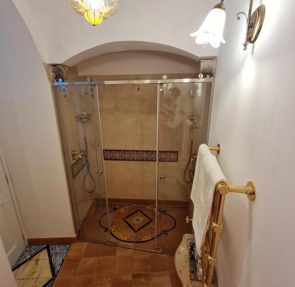 اتاق لوکس با تخت بزرگ, Villa Barluzzi