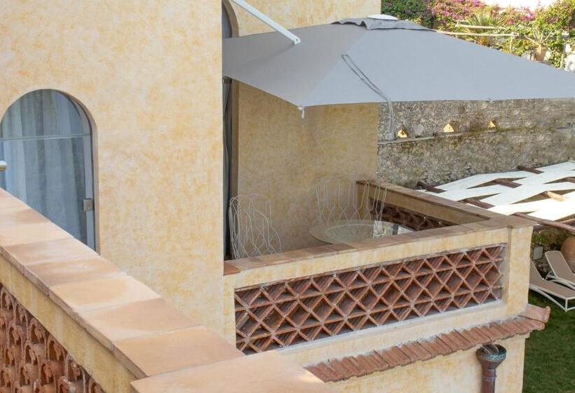 اتاق لوکس با بالکن و چشم‌انداز دریا, Villa Barluzzi