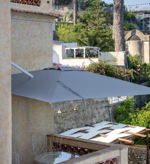 اتاق لوکس با بالکن و چشم‌انداز دریا, Villa Barluzzi