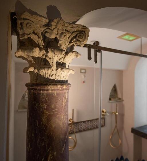 اتاق لوکس با بالکن و چشم‌انداز دریا, Villa Barluzzi
