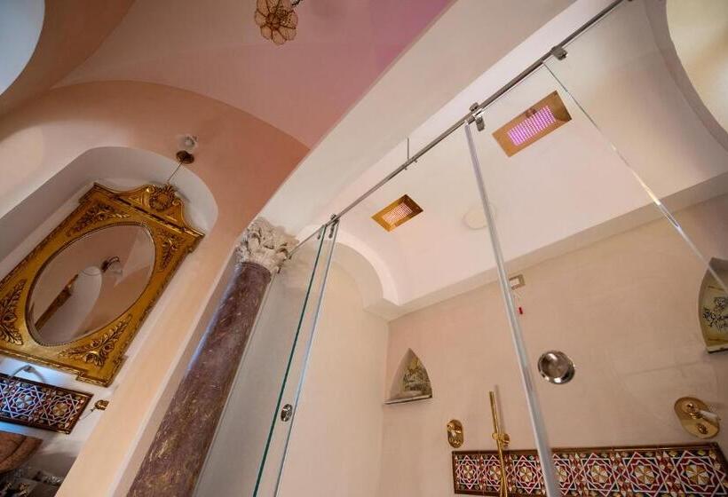 اتاق لوکس با بالکن و چشم‌انداز دریا, Villa Barluzzi