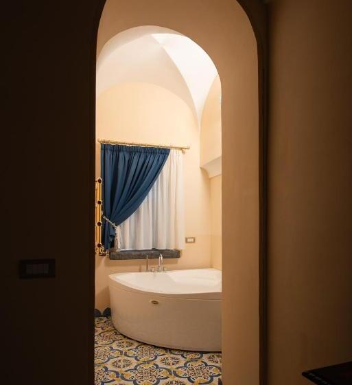 اتاق لوکس با بالکن و چشم‌انداز دریا, Villa Barluzzi