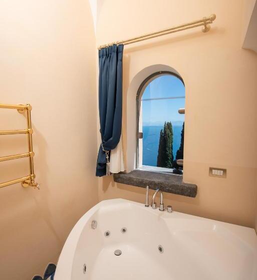 اتاق لوکس با بالکن و چشم‌انداز دریا, Villa Barluzzi