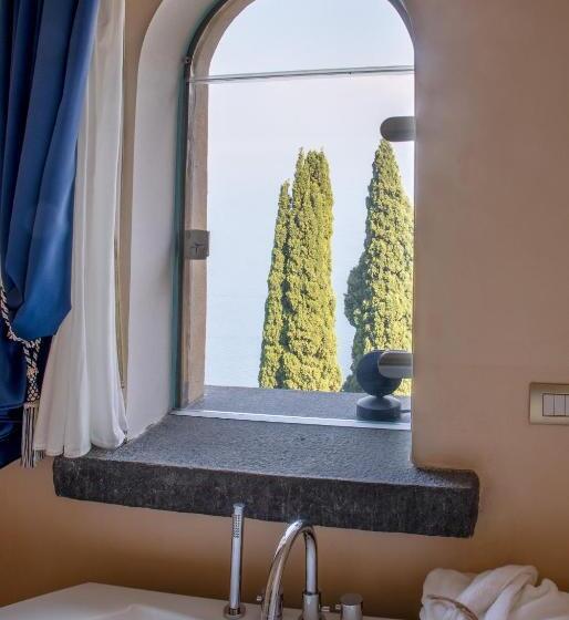 اتاق لوکس با بالکن و چشم‌انداز دریا, Villa Barluzzi