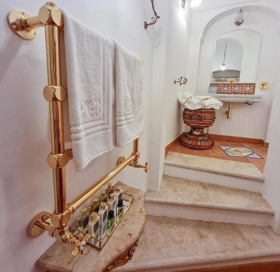 اتاق لوکس با تخت بزرگ, Villa Barluzzi