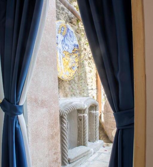 اتاق لوکس با تخت بزرگ, Villa Barluzzi
