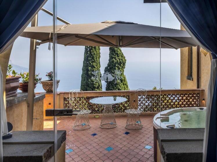 اتاق لوکس با تخت بزرگ, Villa Barluzzi