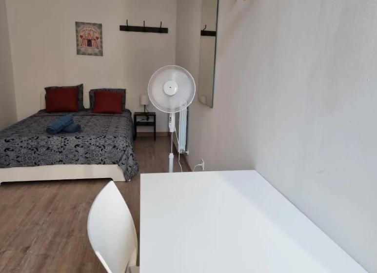 اتاق استاندارد سه تخته با سرویس بهداشتی مشترک, Private Room By El Born