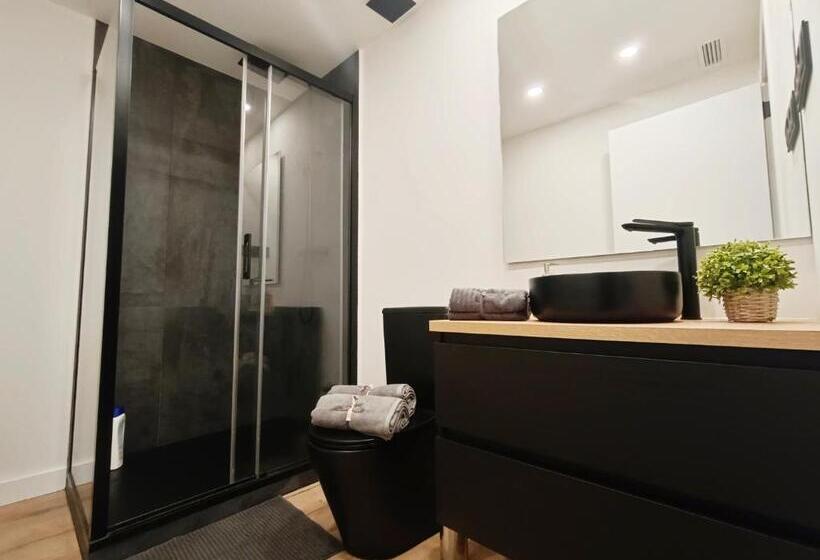 اتاق ساده سه‌ نفره, Private Room By El Born