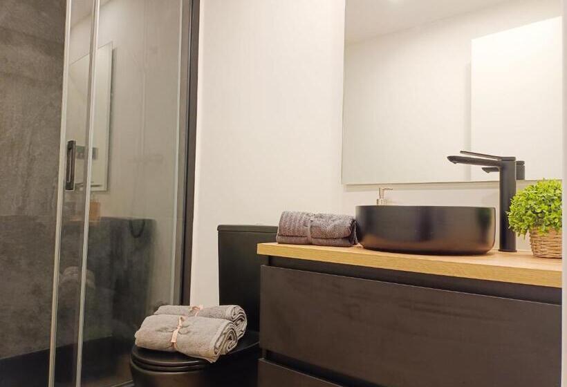 اتاق ساده سه‌ نفره, Private Room By El Born