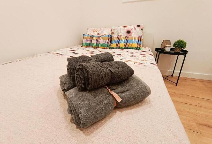اتاق ساده سه‌ نفره, Private Room By El Born
