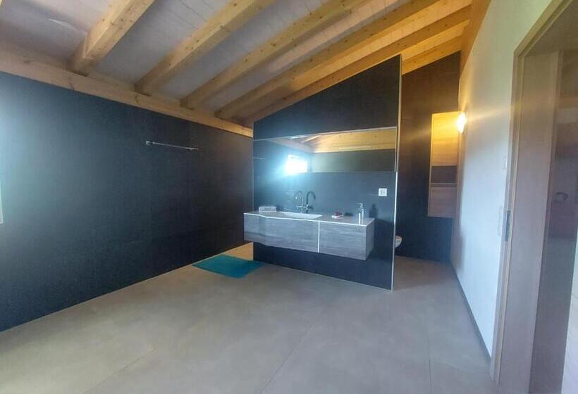 标准三人间共用浴室, Chambres De La Tuilerie