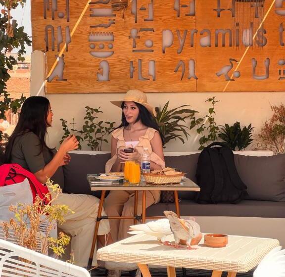 سوئیت با بالکن, Pyramids Top Guest House Suite