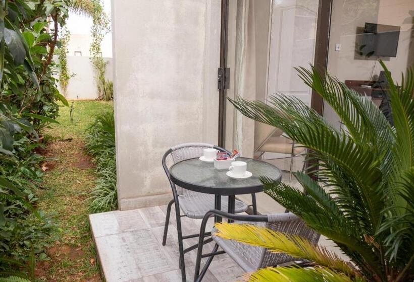 اتاق لوکس با بالکن, Milele Lodge