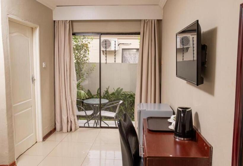 اتاق لوکس با بالکن, Milele Lodge
