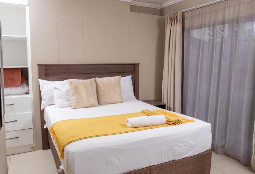 اتاق لوکس با بالکن, Milele Lodge