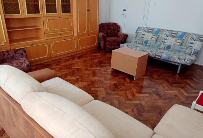 اتاق چهار تخته با دستشویی مشترک, Rooms For Exit 2024   For 2 Or 4 People For 4 Nights 11 15 July