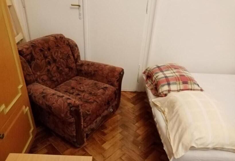 اتاق چهار تخته با دستشویی مشترک, Rooms For Exit 2024   For 2 Or 4 People For 4 Nights 11 15 July