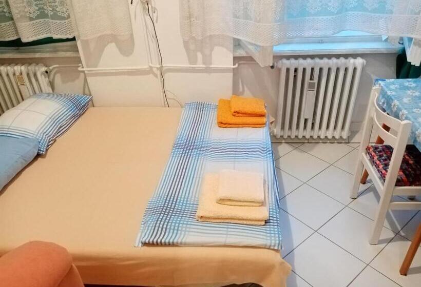 اتاق استاندارد با سرویس بهداشتی مشترک, Rooms For Exit 2024   For 2 Or 4 People For 4 Nights 11 15 July