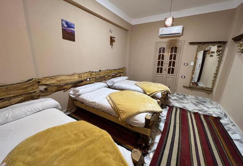 اتاق استاندارد سه تخته با بالکن, People To People Hostel Siwa