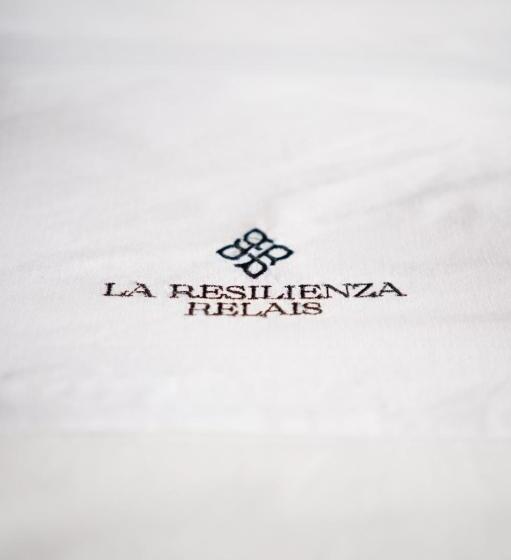 اتاق لوکس, La Resilienza Relais