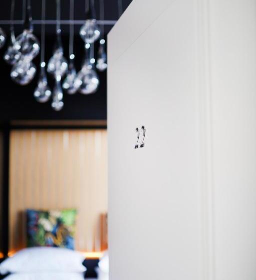 اتاق لوکس, La Resilienza Relais