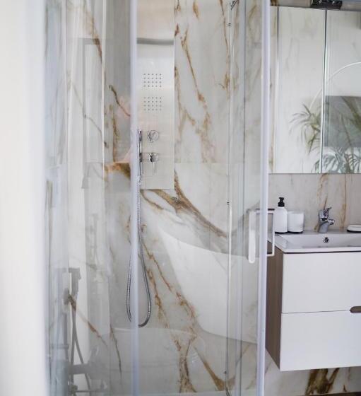 اتاق لوکس, La Resilienza Relais