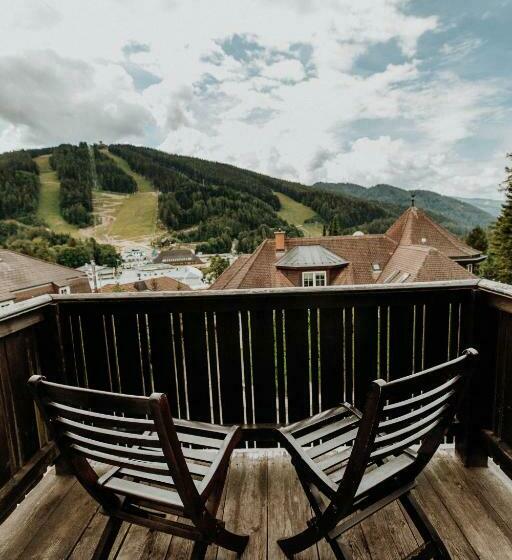 2 Bedroom Apartment with Balcony, Der Löffler Am Semmering Bed&breakfast