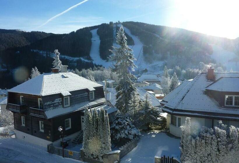 2 Bedroom Apartment with Balcony, Der Löffler Am Semmering Bed&breakfast