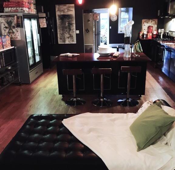 اتاق لوکس با تخت بزرگ, House 5863  Chicago S Premier Bed And Breakfast