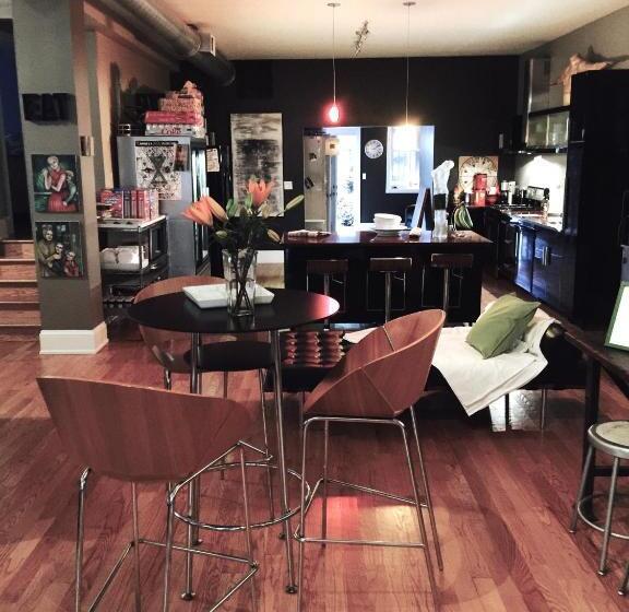 اتاق لوکس با تخت بزرگ, House 5863  Chicago S Premier Bed And Breakfast