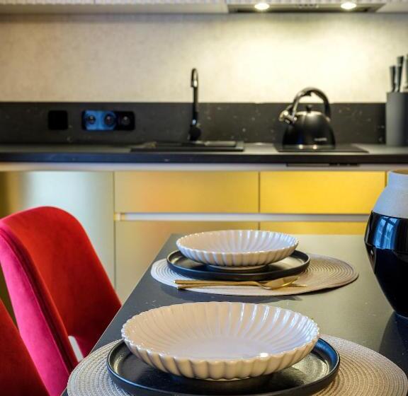 سوییت لوکس, Golden Queen Deluxe Jacuzzi Apartments   Old Town