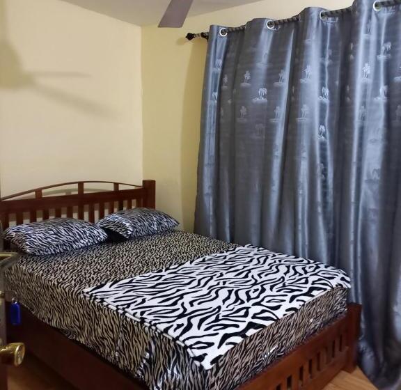 اتاق استاندارد سه تخته با بالکن, Lord S Hands Guest House Hotel