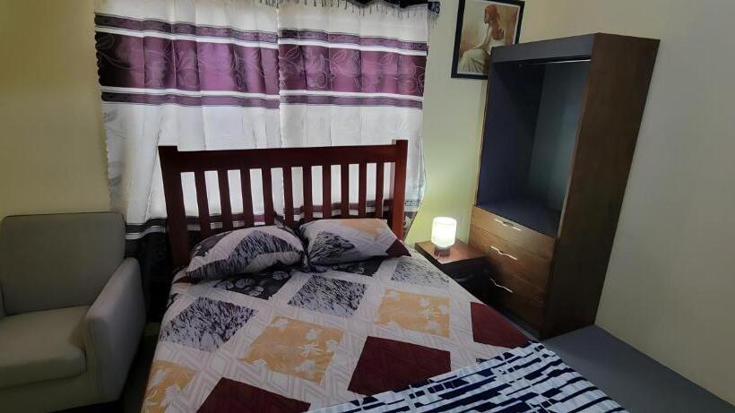 اتاق استاندارد سه تخته با بالکن, Lord S Hands Guest House Hotel