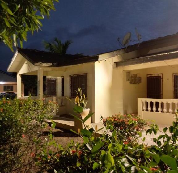 اتاق استاندارد سه تخته با بالکن, Lord S Hands Guest House Hotel