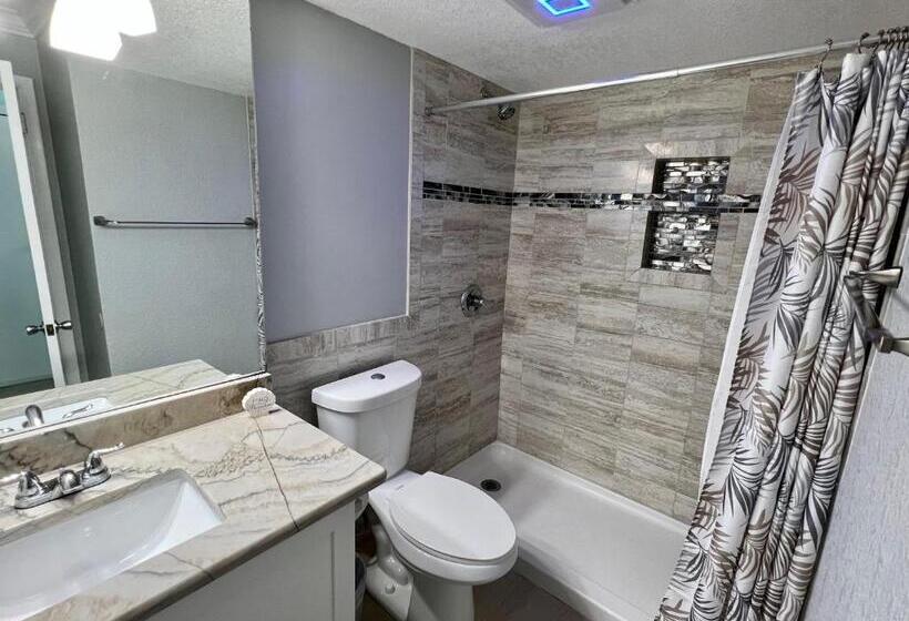 استودیوی استاندارد با چشم‌انداز دریا, Pirates Cove 4th Floor Balcony Remodeled Condo