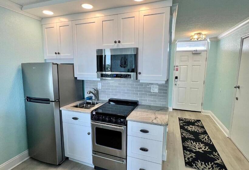 استودیوی استاندارد با چشم‌انداز دریا, Pirates Cove 4th Floor Balcony Remodeled Condo