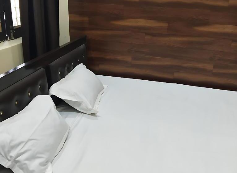 اتاق استاندارد, Shriveni Madhav Hotel Near Kalindi Floating Restaurant