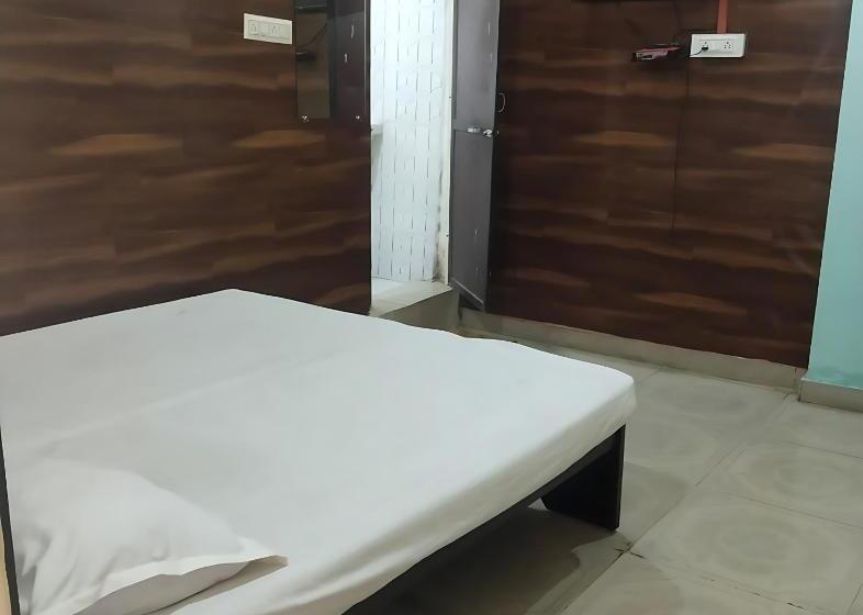 اتاق استاندارد, Shriveni Madhav Hotel Near Kalindi Floating Restaurant
