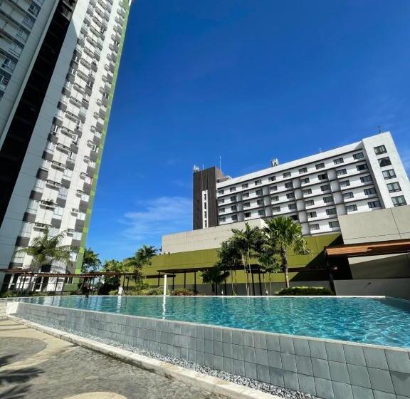 استودیو استاندارد با چشم‌انداز استخر, Condo Beside Ayala Mall   Centrio Tower