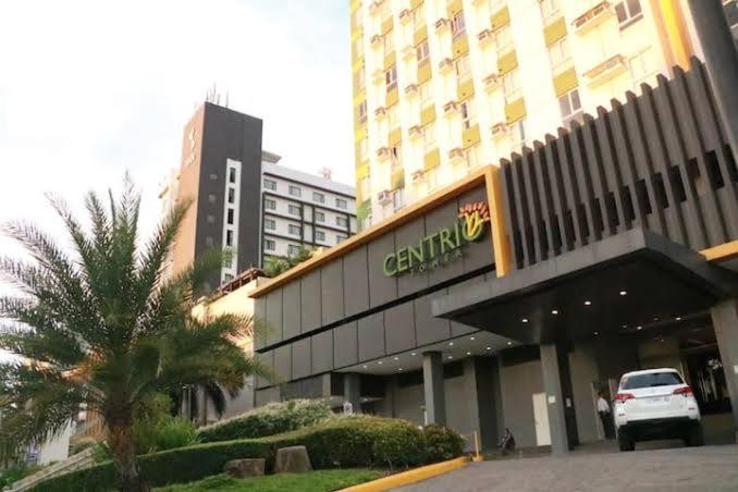 استودیو استاندارد با چشم‌انداز استخر, Condo Beside Ayala Mall   Centrio Tower