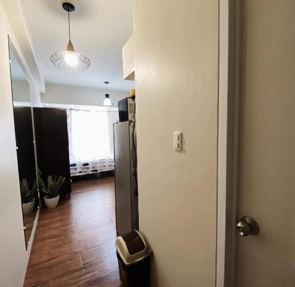 استودیو استاندارد با چشم‌انداز استخر, Condo Beside Ayala Mall   Centrio Tower
