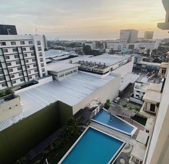 استودیو استاندارد با چشم‌انداز استخر, Condo Beside Ayala Mall   Centrio Tower