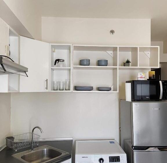 استودیو استاندارد با چشم‌انداز استخر, Condo Beside Ayala Mall   Centrio Tower