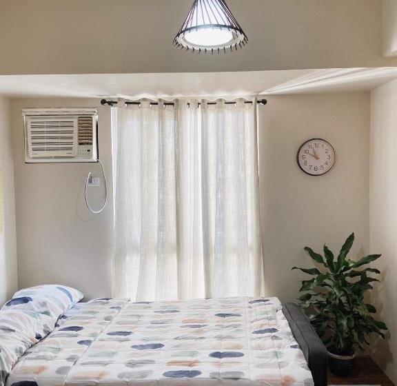 استودیو استاندارد با چشم‌انداز استخر, Condo Beside Ayala Mall   Centrio Tower