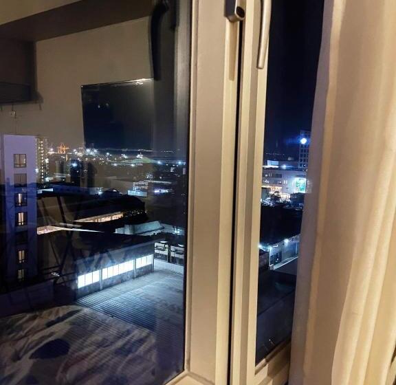 استودیو استاندارد با چشم‌انداز استخر, Condo Beside Ayala Mall   Centrio Tower