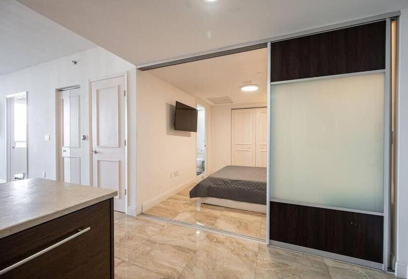 1 Bedroom Apartment Lake View, Icon & W Hotel / Waterfront / 20th Floor / Top Spa